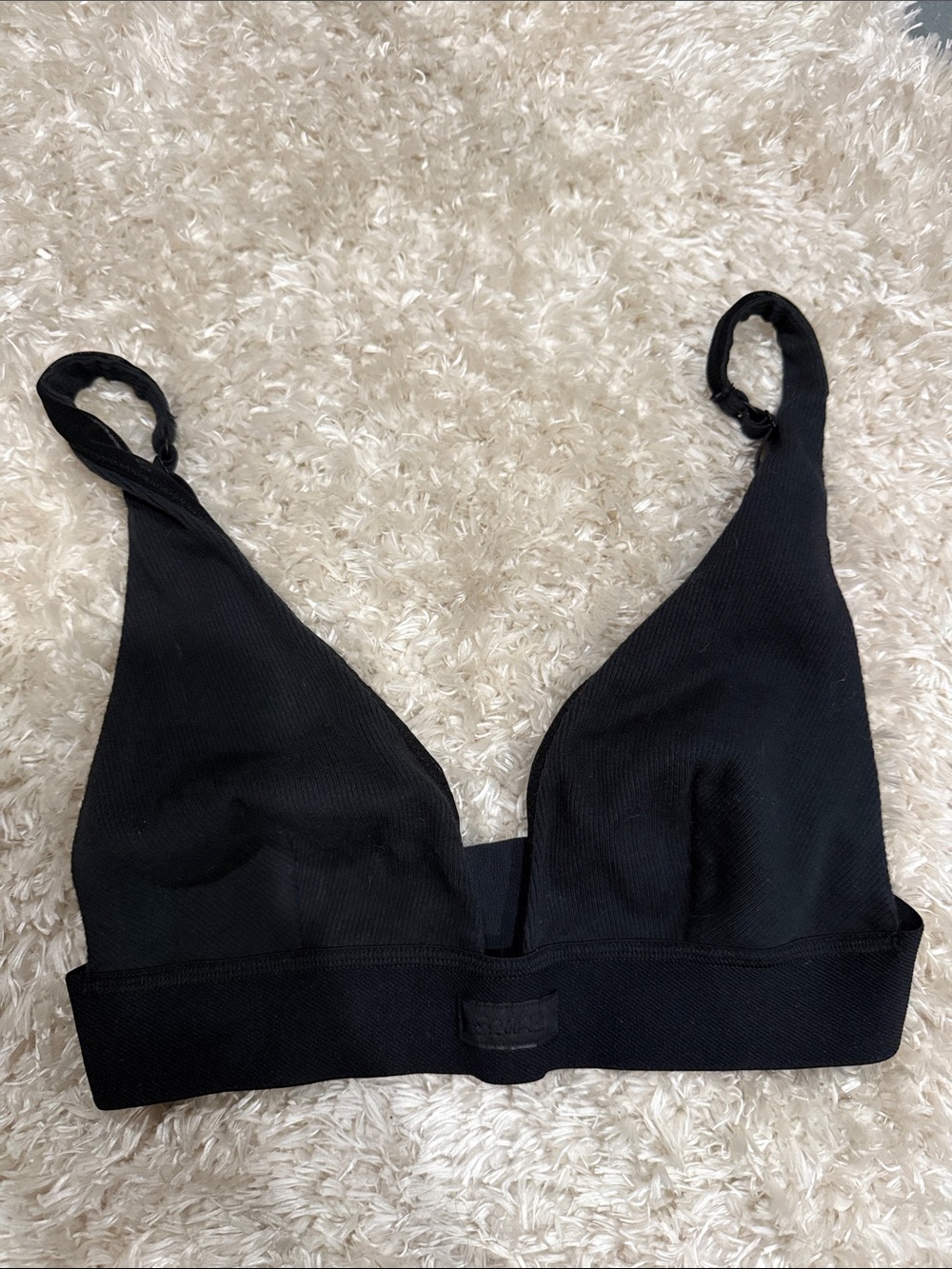 SKIMS Black Wireless V-Neck Bralette with Wide Band